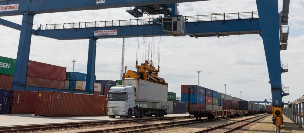 Vrachtwagen met containers